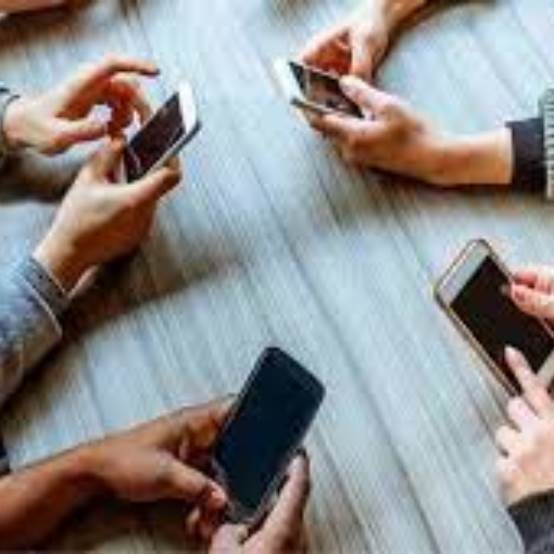 مدمني الهواتف الذكية مدمني الهواتف الذكية