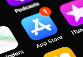 أبل تتيح للمستخدمين حذف App Store يعمل بنظام iOS 18.2