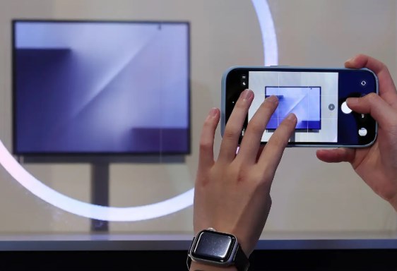 هاتف سامسونج ثلاثي الطيات