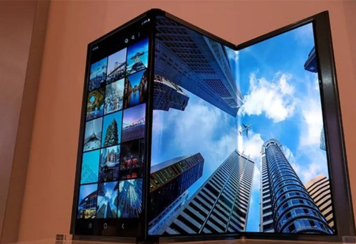 هاتف Galaxy ثلاثي الطي هاتف Galaxy ثلاثي الطي