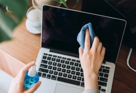 تنظيف شاشة اللاب توب
