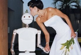 يابانية تتزوج من روبوت