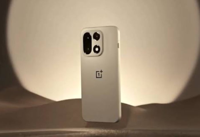 OnePlus 15.. القوّة والأداء في فلاجشيب جديد وتصميم متين
