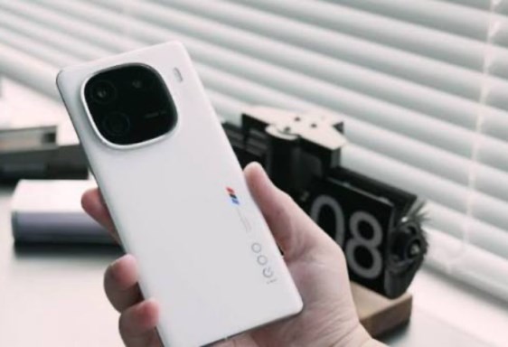 إطلاق التحديث المستقر لـ OriginOS 6 لهاتف iQOO 12 العالمي