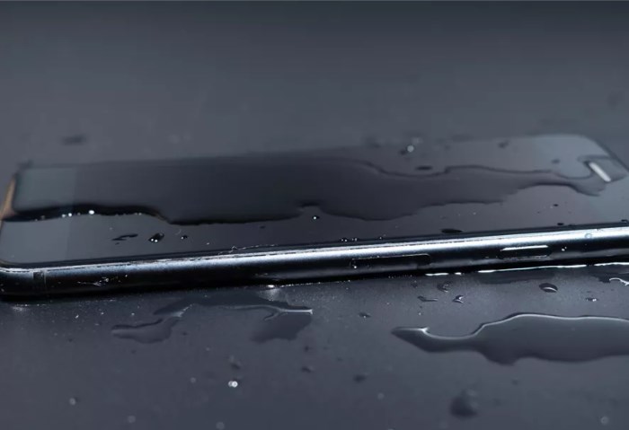 سقوط المطر على الهاتف