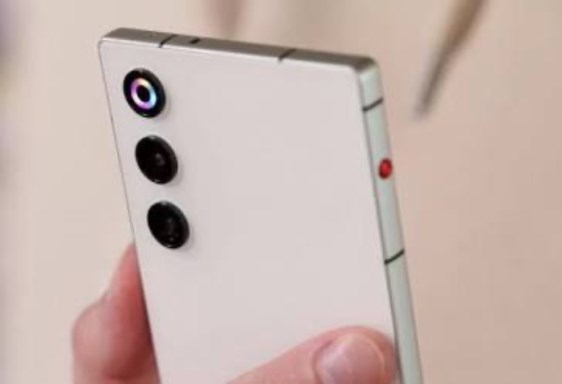 RedMagic 11 Air.. هاتف ألعاب نحيف بأداء خارق ومروحة تبريد نشطة”