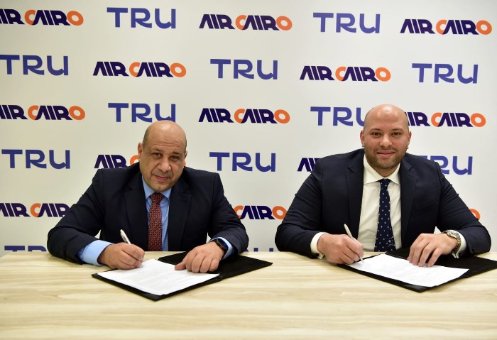 جانب من التوقيع