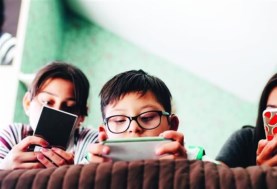 إدمان الأطفال للهواتف