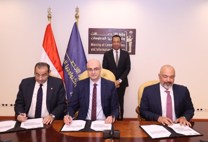 وزير الاتصالات يشهد توقيع اتفاقيات تجارية بين المصرية للاتصالات وإي آند مصر 